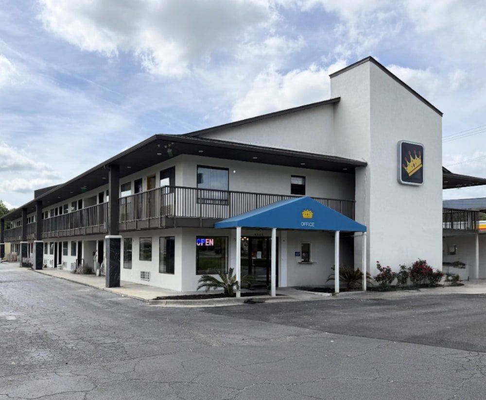 Super 8 by Wyndham Richmond Hill 1