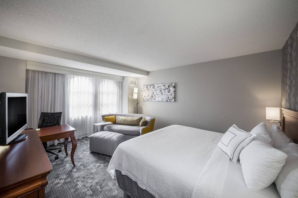 Courtyard by Marriott Norfolk Downtown 2