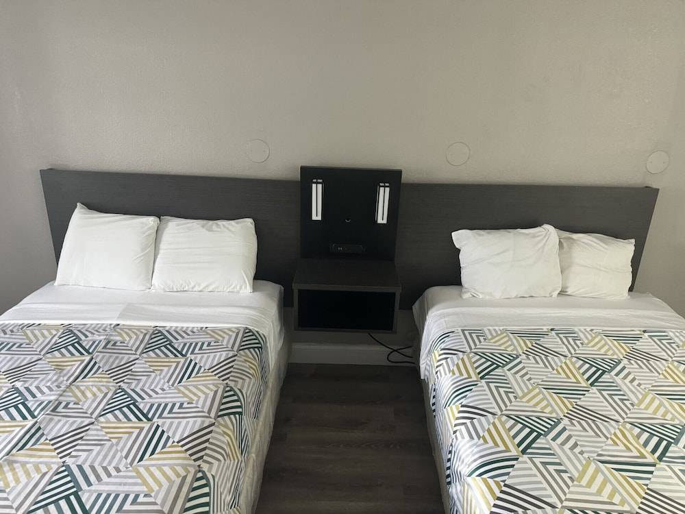 Travelodge by Wyndham Norfolk Airport 2