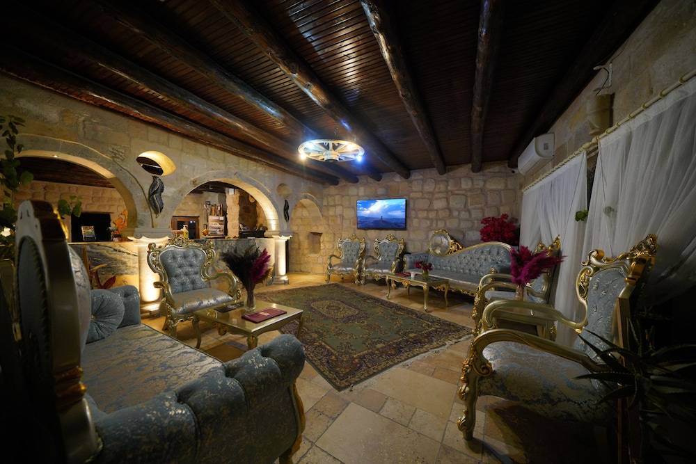 Holiday Cave Hotel 2