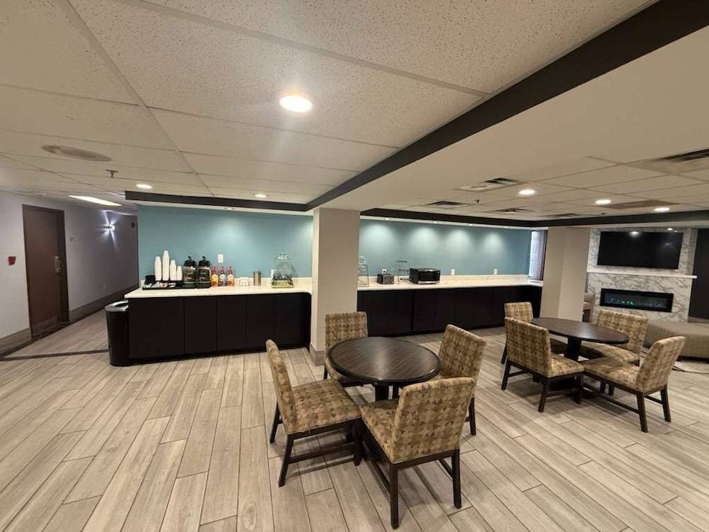 Quality Inn & Suites Detroit Metro Airport 1