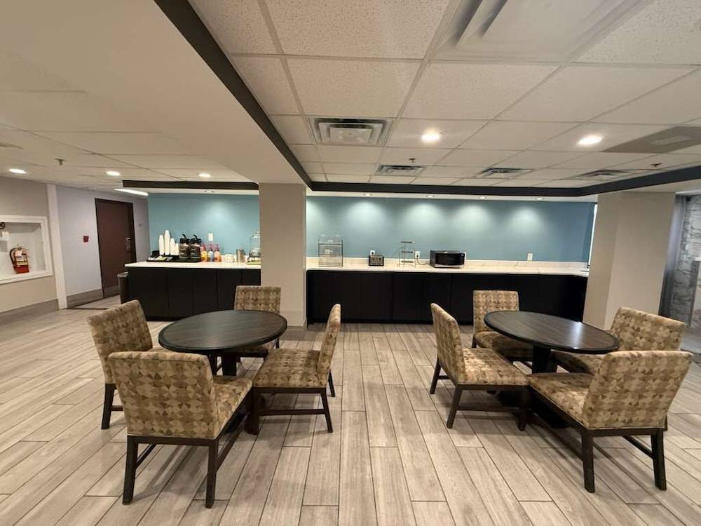 Quality Inn & Suites Detroit Metro Airport 2