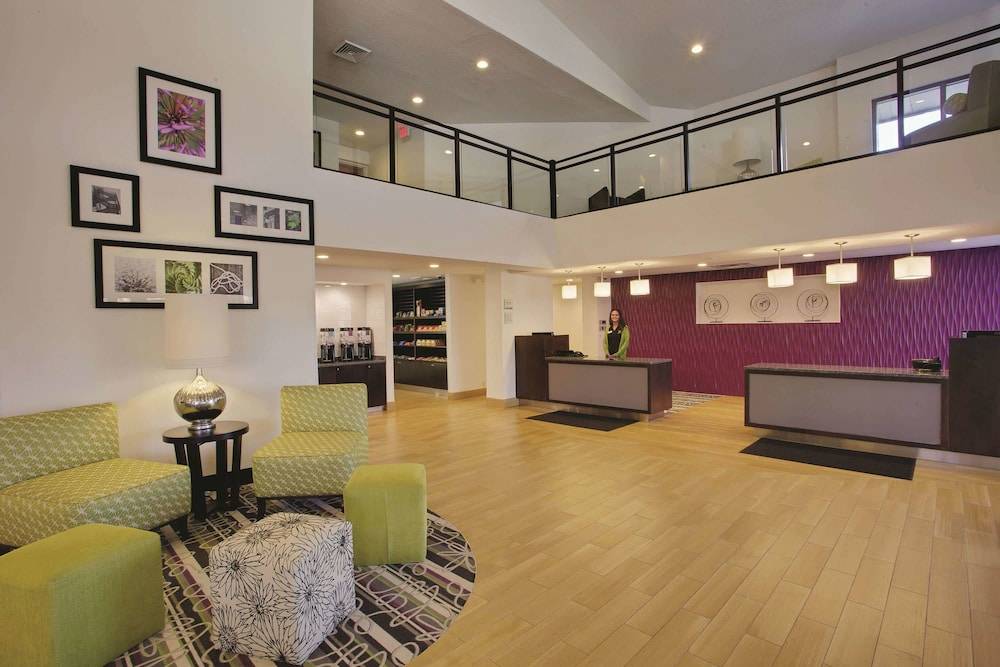 La Quinta Inn & Suites by Wyndham Detroit Metro Airport 2