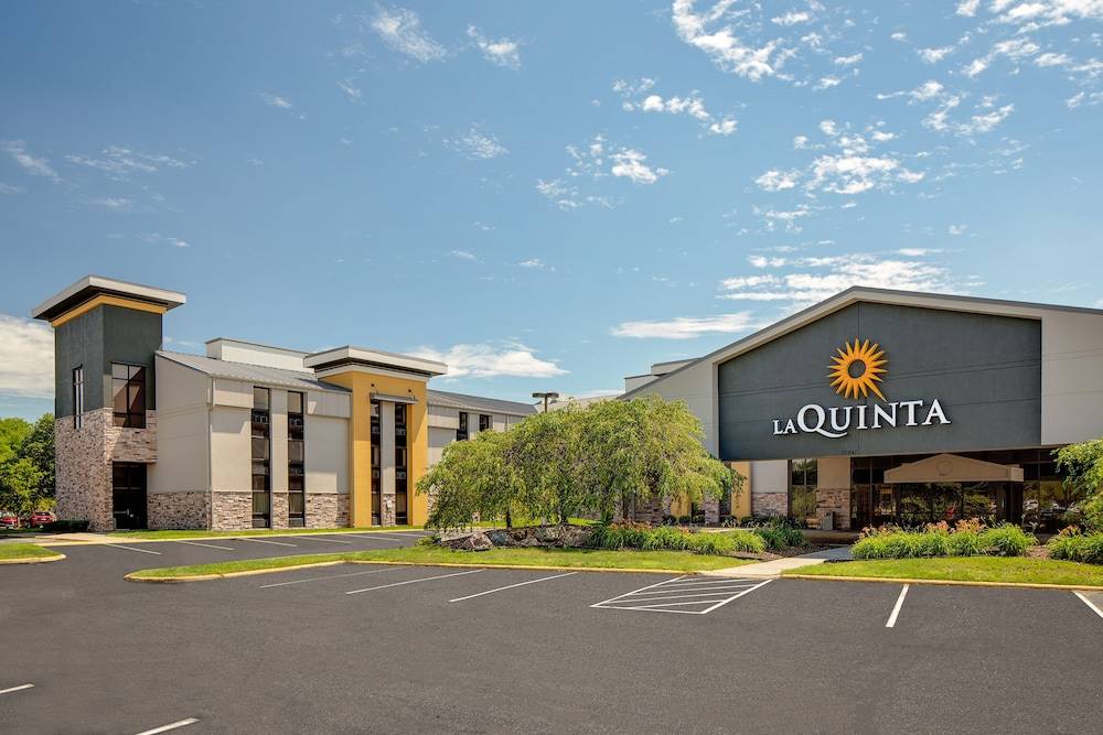 La Quinta Inn & Suites by Wyndham Detroit Metro Airport 1