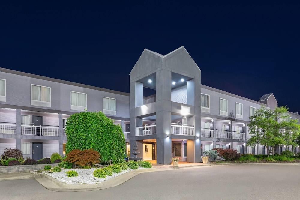 Howard Johnson by Wyndham Romulus Detroit Metro Airport 1