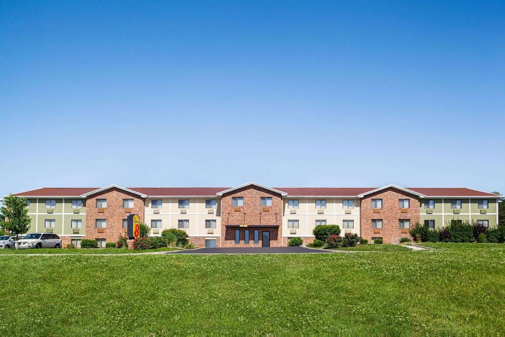 Super 8 by Wyndham Lenexa Overland Park Area/Mall Area 1