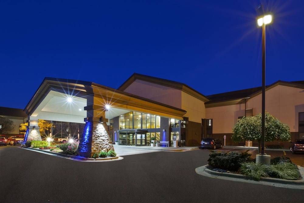 Holiday Inn Express DETROIT-WARREN (GM TECH CTR) by IHG 1