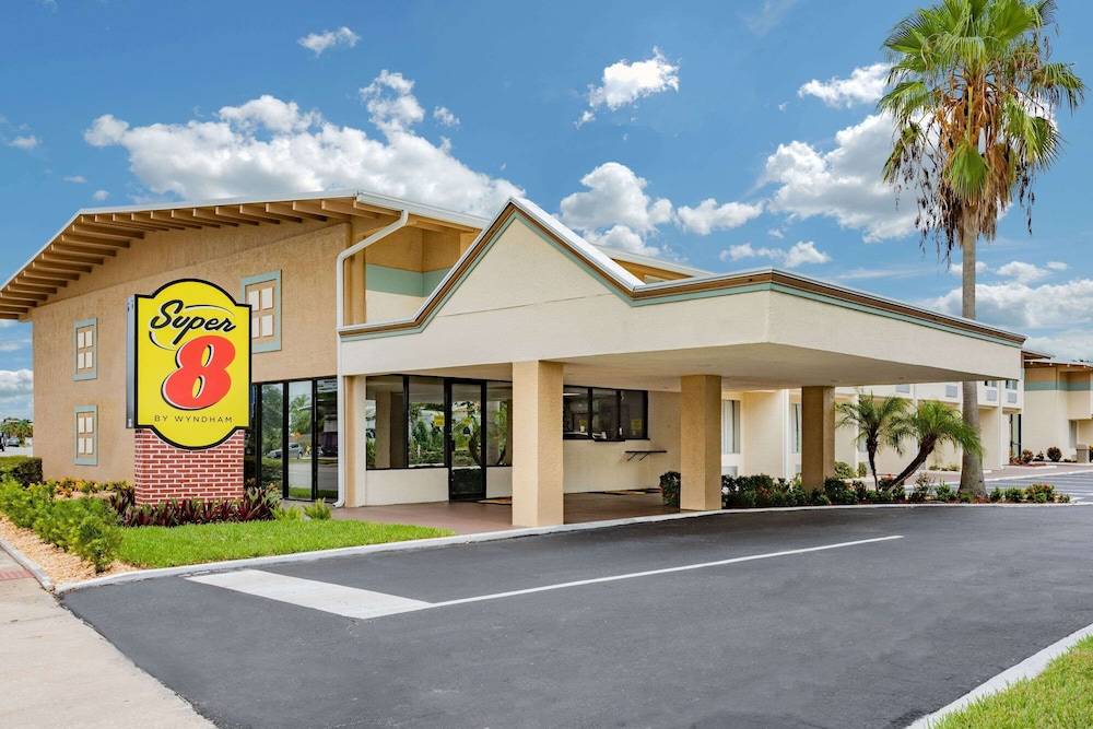 Super 8 by Wyndham Melbourne 1