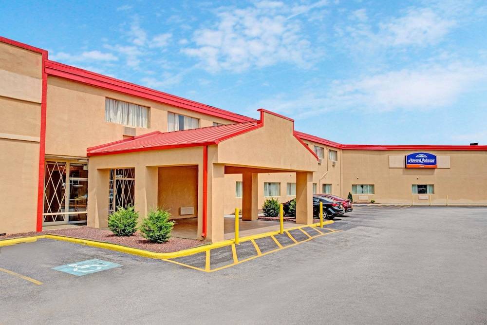 Howard Johnson by Wyndham Pikesville 1