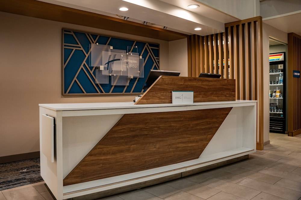 Holiday Inn Express & Suites WEST CHESTER by IHG 1
