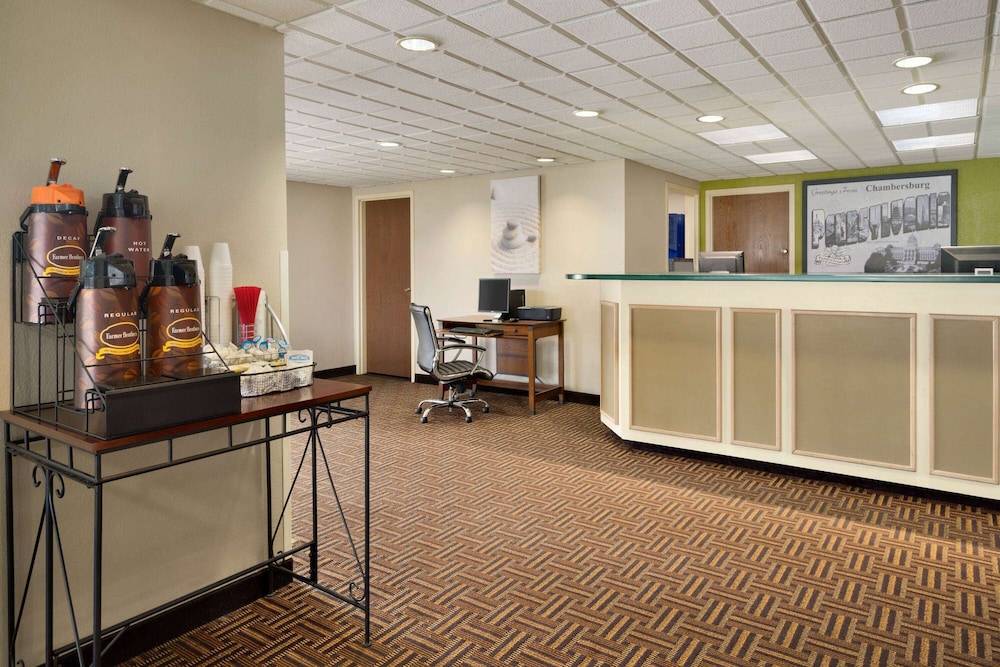Super 8 by Wyndham Chambersburg I-81 1
