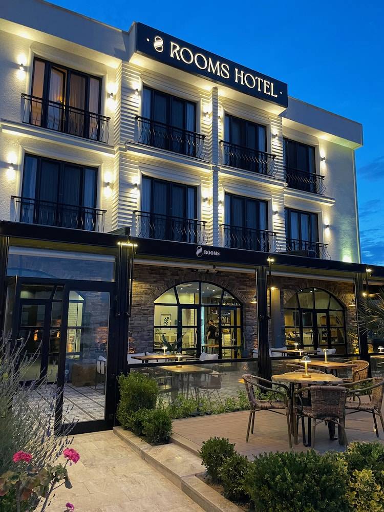 8 Rooms Hotel 1