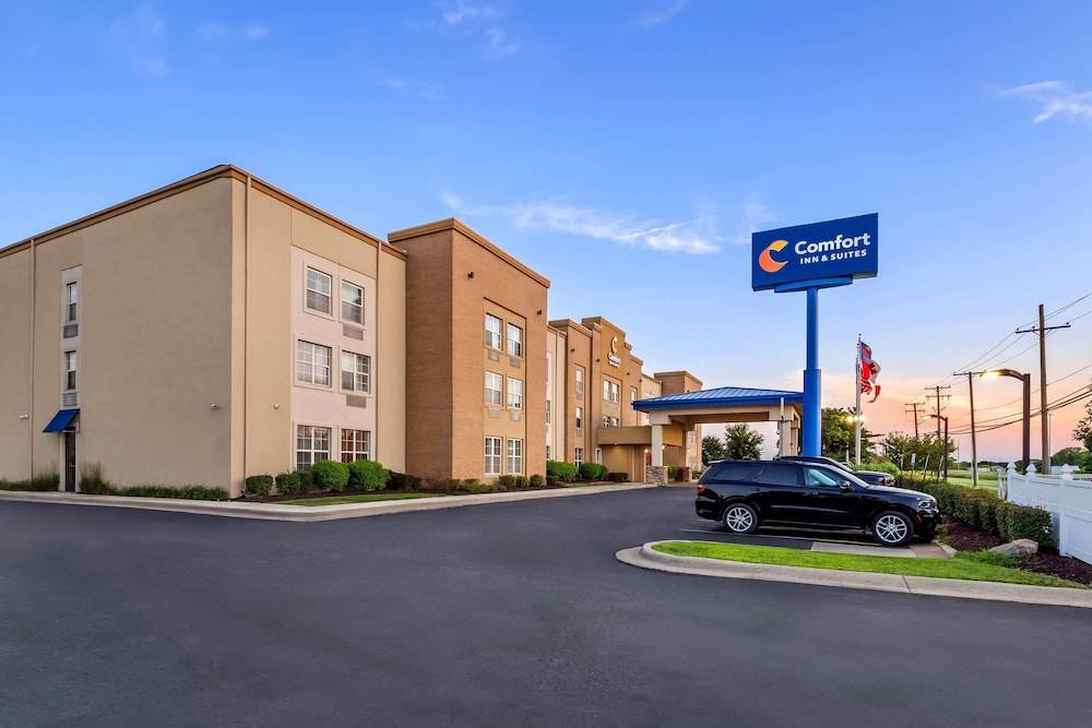 Comfort Inn & Suites Allen Park - Dearborn 1