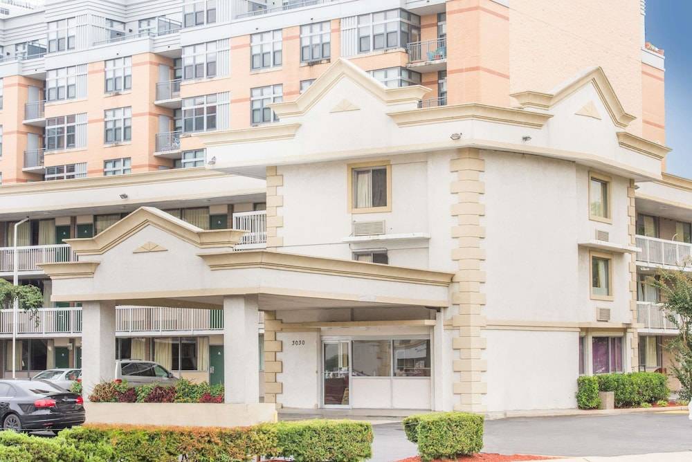 Days Inn by Wyndham Arlington Pentagon 1