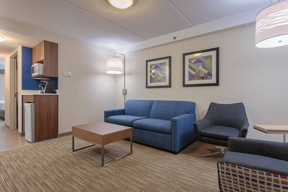 Holiday Inn Express & Suites BELLEVILLE by IHG 2