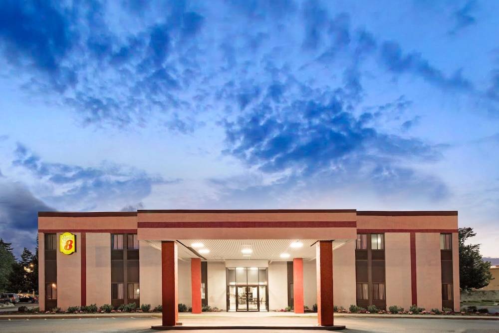 Super 8 by Wyndham Brockton 1