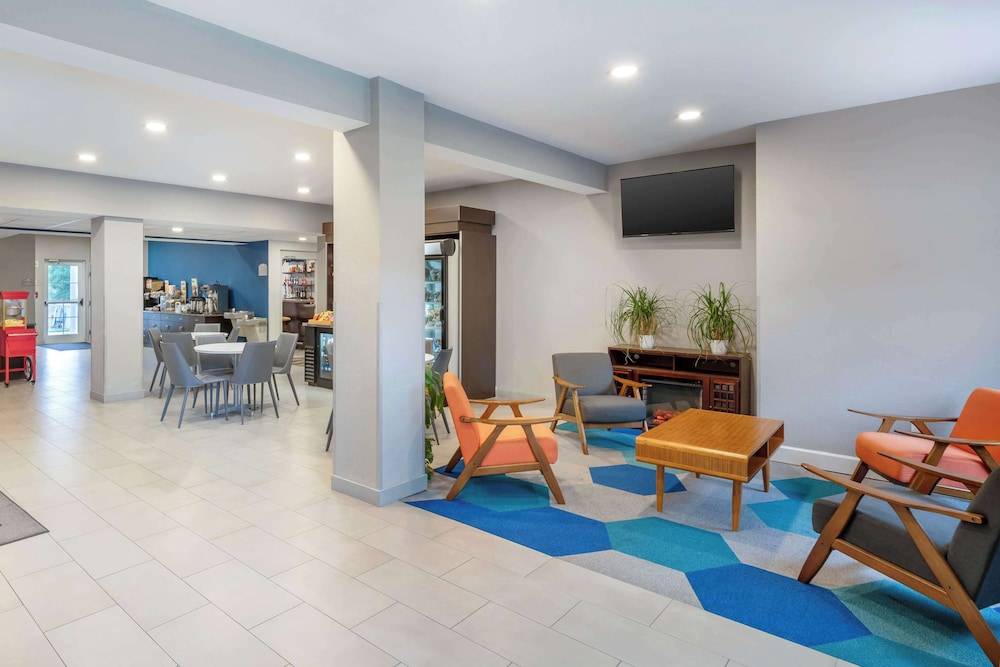 Microtel Inn & Suites by Wyndham Brooksville 2