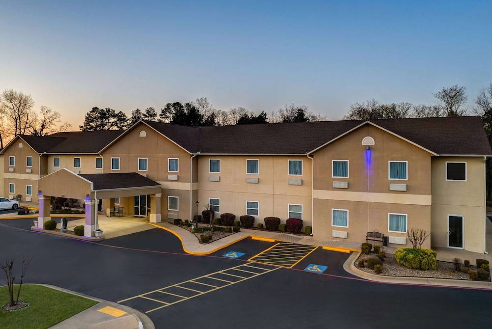 Days Inn & Suites by Wyndham Cabot 1