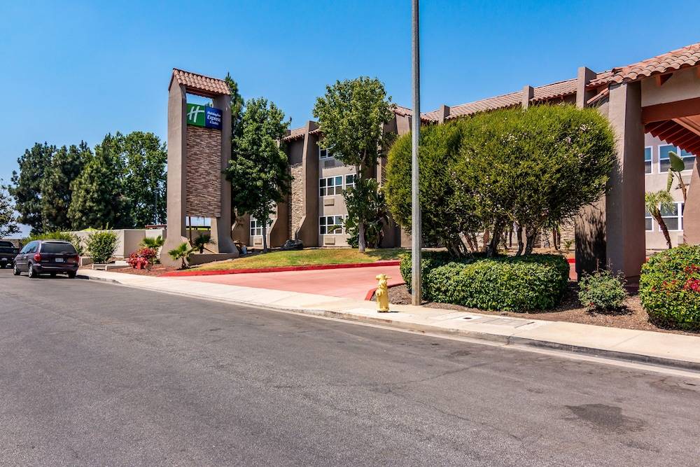 Holiday Inn Express & Suites CAMARILLO by IHG 1