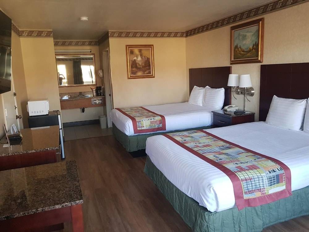 Travelodge by Wyndham Costa Mesa Newport Beach Hacienda 2