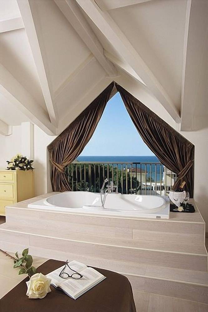 M Glamour Hotel 1