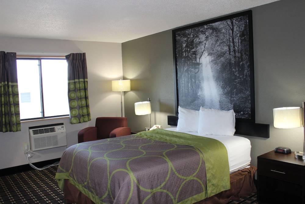 Super 8 by Wyndham Wyoming/Grand Rapids Area 2