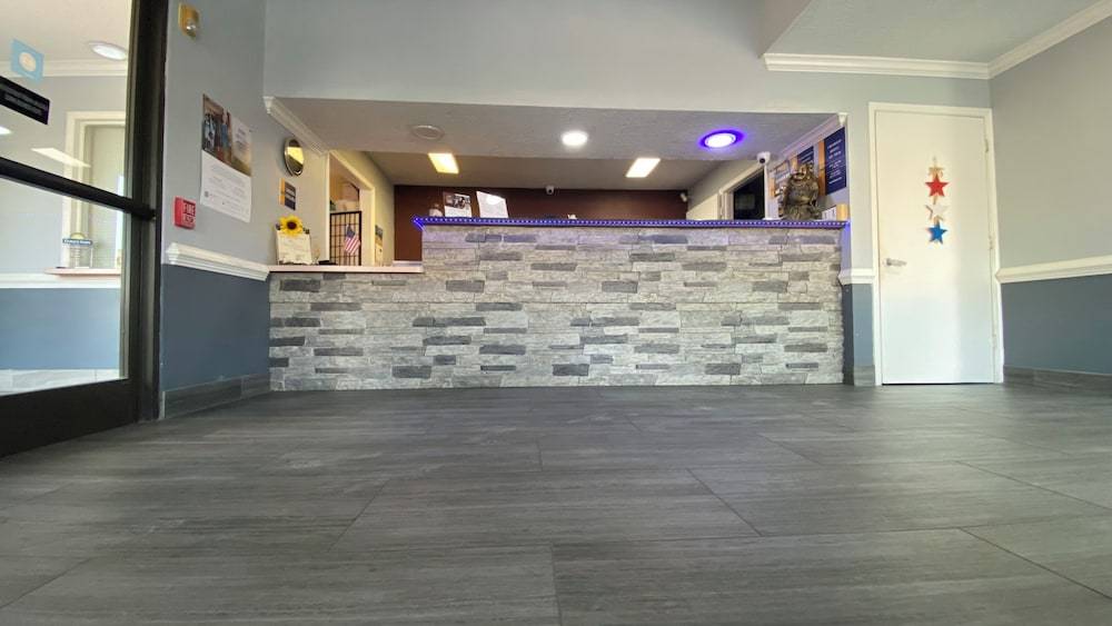 Days Inn & Suites by Wyndham Winnie 2