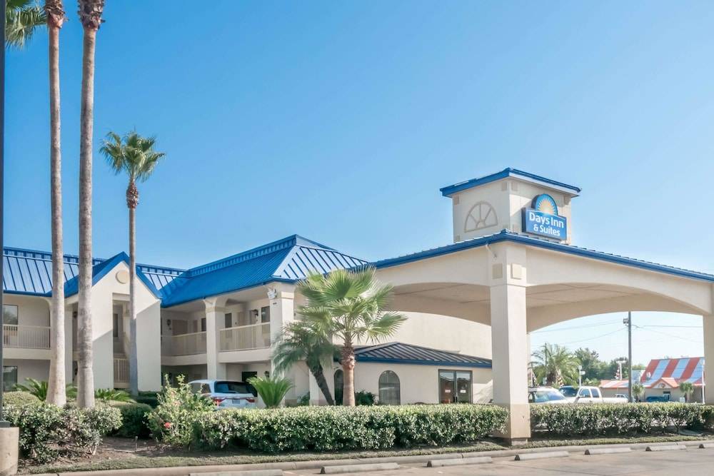 Days Inn & Suites by Wyndham Winnie 1