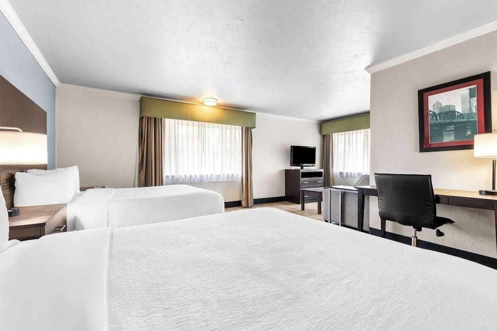 Best Western Plus Parkway Inn 1