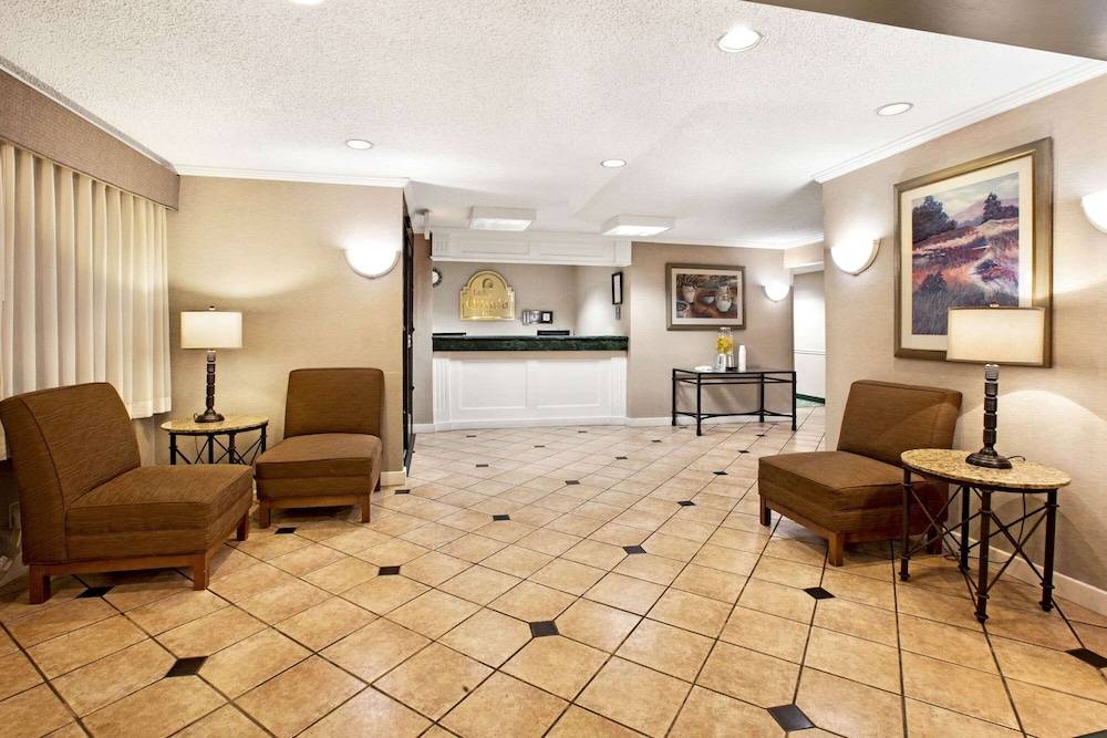La Quinta Inn by Wyndham Detroit Canton 2