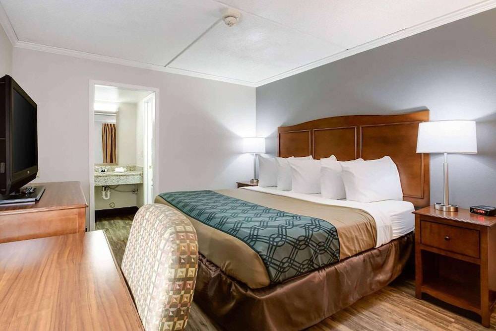 Travelodge by Wyndham Canton-Livonia Area, MI 1