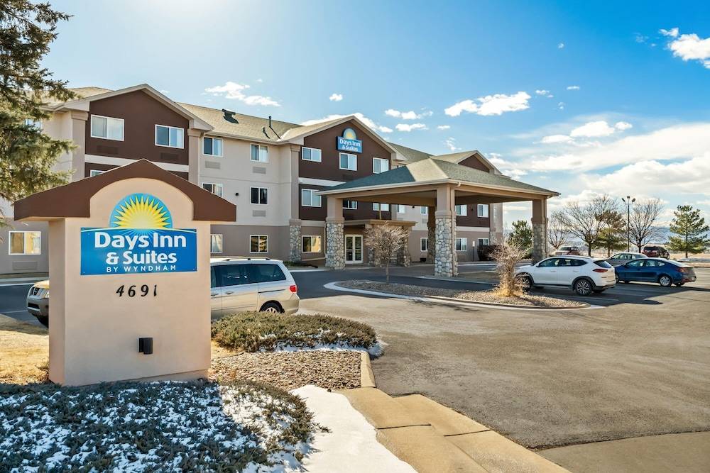 Days Inn & Suites by Wyndham Castle Rock 1