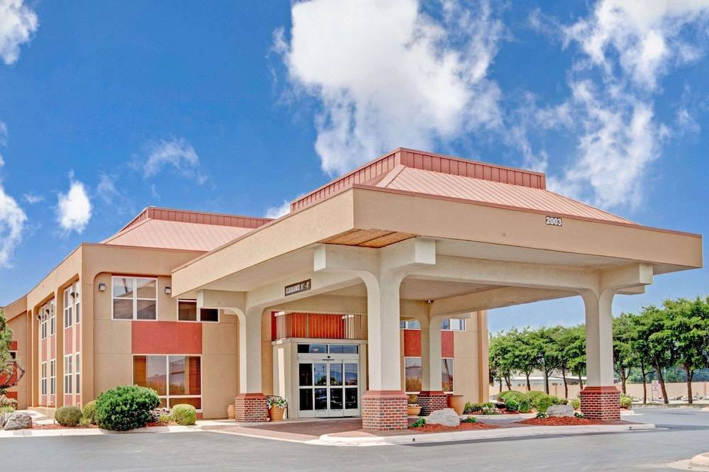 Ramada by Wyndham West Memphis 1