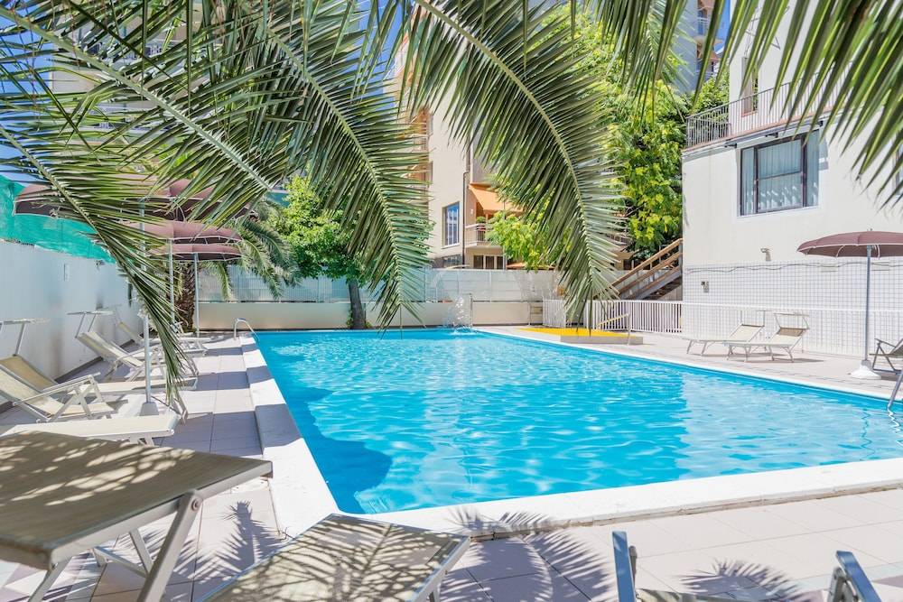 Hotel Plaza con piscina 1