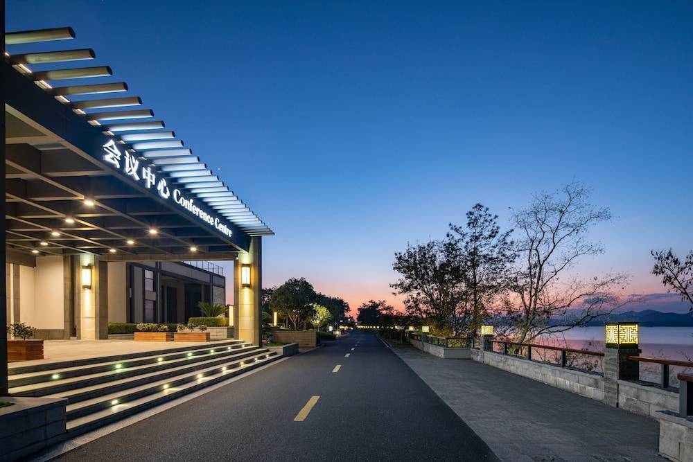 voco Thousand Island Lake by IHG 2