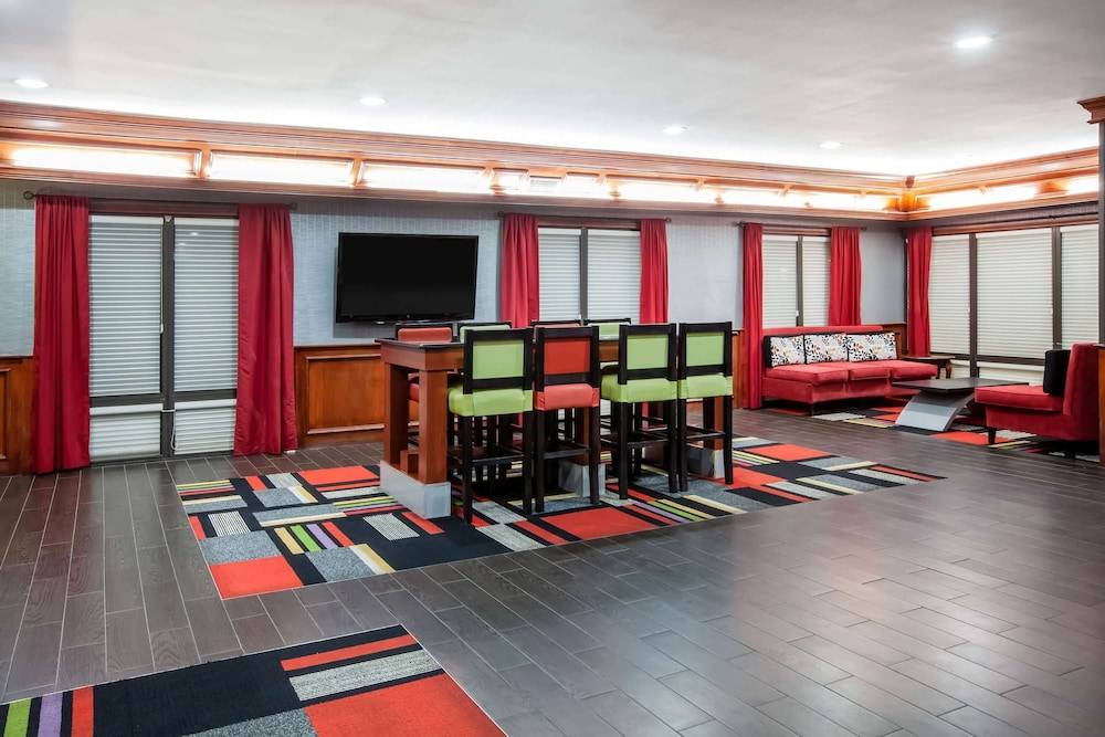 Days Inn & Suites by Wyndham Tyler 2
