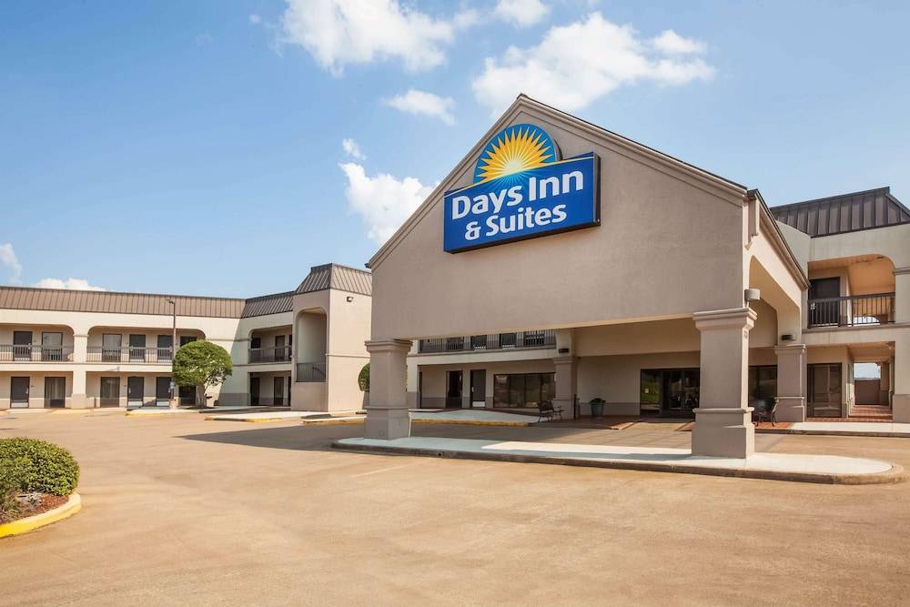 Days Inn & Suites by Wyndham Tyler 1
