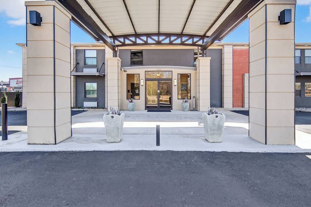 12 Oaks Hotel 1