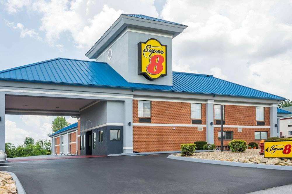 Super 8 by Wyndham Dandridge 1