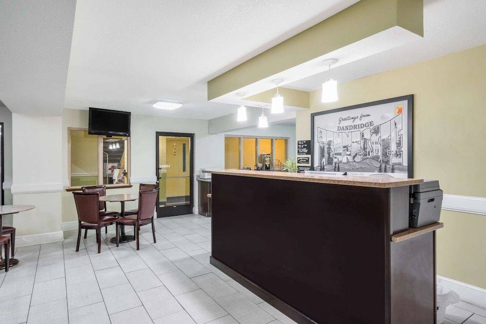 Super 8 by Wyndham Dandridge 2
