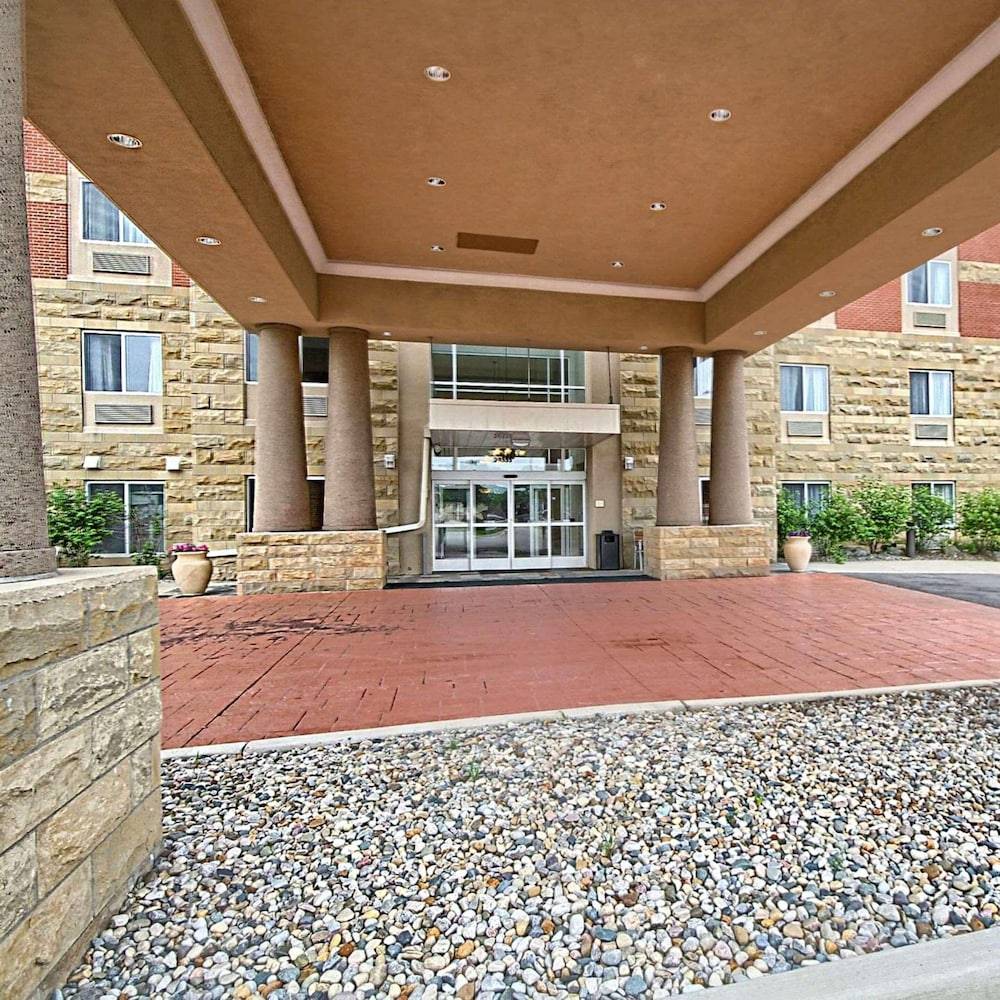 Country Inn & Suites by Radisson, Dearborn, MI 1