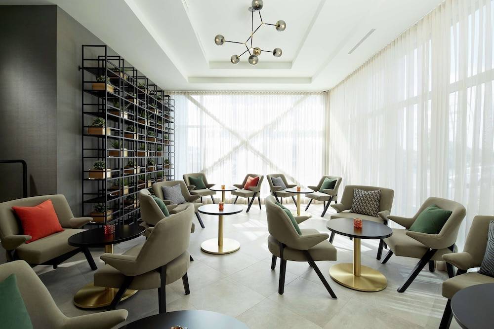 Doubletree By Hilton Montreal Airport 2