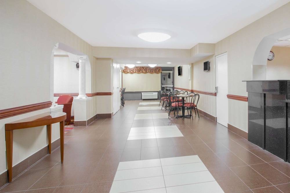 Ramada Hotel & Conference Center by Wyndham Edgewood 2