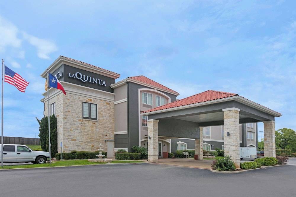 La Quinta by Wyndham Fredericksburg 1