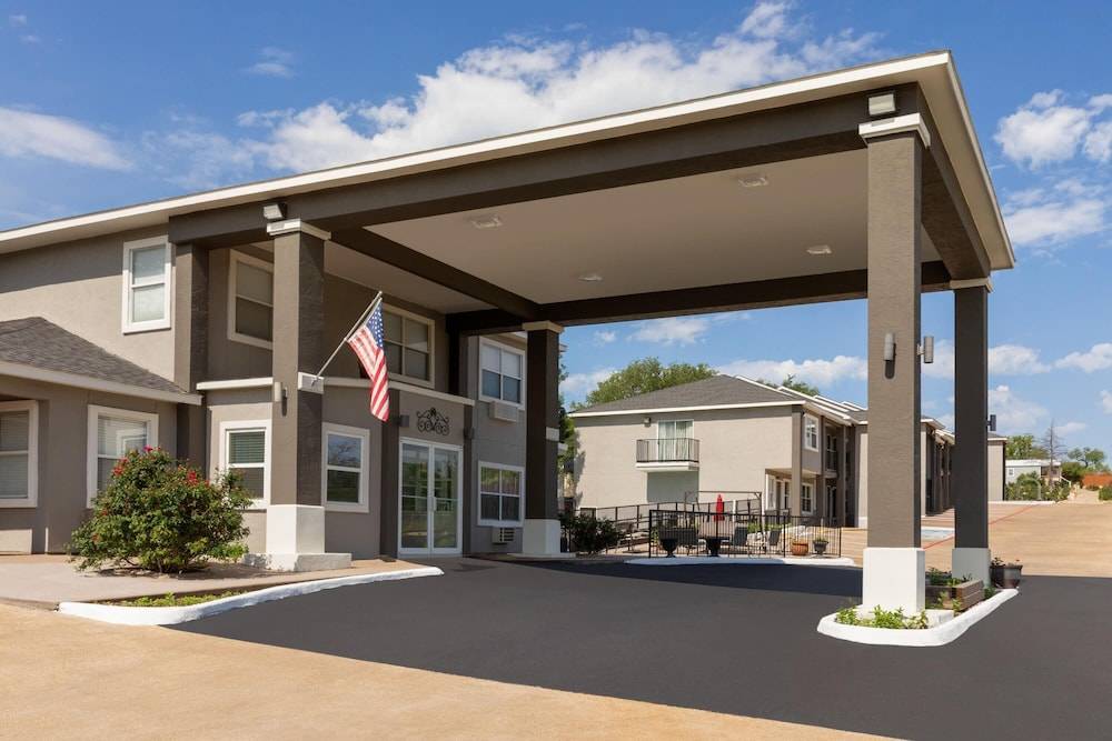 Days Inn by Wyndham Suites Fredericksburg 1