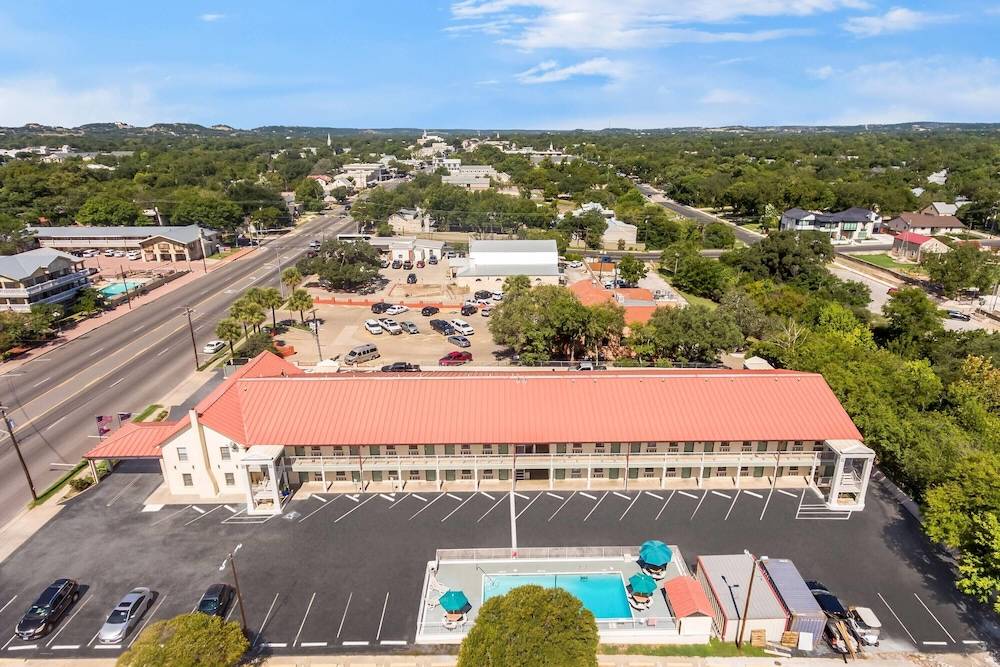 Super 8 by Wyndham Fredericksburg 1
