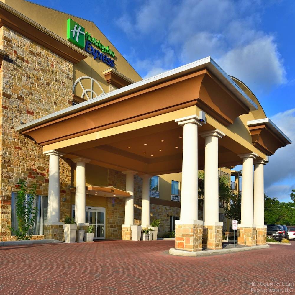 Holiday Inn Express & Suites Fredericksburg By IHG 1