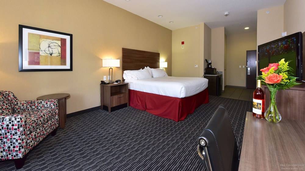 Holiday Inn Express & Suites Fredericksburg By IHG 2