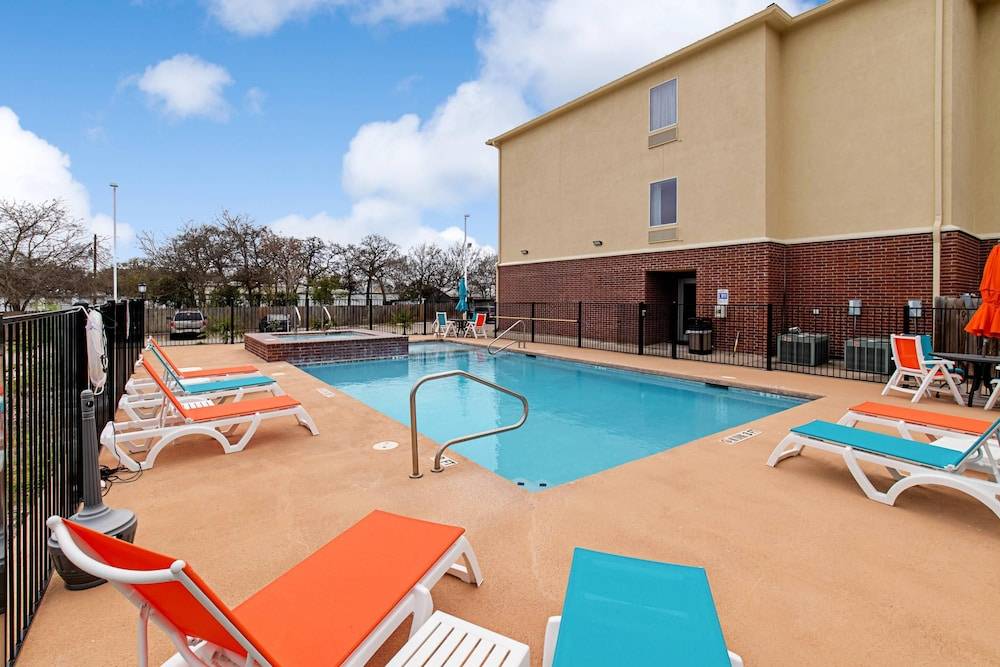 Comfort Inn & Suites Fredericksburg 1