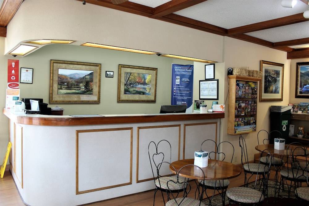 Econo Lodge Inn & Suites on the River 2
